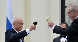 Velvyslanec Sergej Kiseljov si připíjí s prezidentem Zemanem.