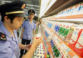 Čínští policisté hledají závadné mléčné výrobky.