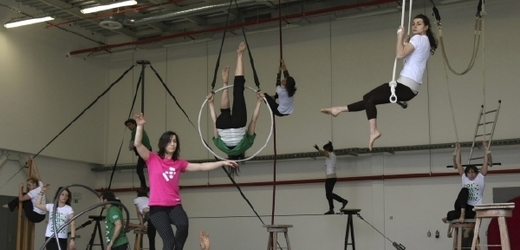 Studenti turínské cirkusové školy Flic.