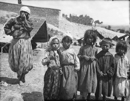 Stále žijí v bídě. Romové v Bulharsku roku 1928.
