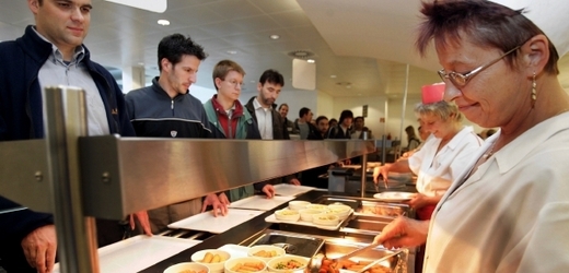 Studenti si stěžují i na nedostatek čerstvé zeleniny, na menu se prý objevují hlavně smažené pokrmy a jídla z instantních surovin (ilustrační foto).