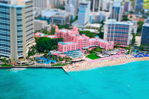 Speciální fotografická technika umí vytvořit z fotogafie dojem, že snímaný objekt je miniatura, stejně jako v případě této pláže Waikiki na Havaji. Vypadá jako model, a přitom je skutečná!