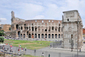 Změkčující vliv v popředí i pozadí a extrémní hloubka snímku se používá i v makrofotografii, není tedy divu, že i římské Koloseum vypadá jako jeho zmenšenina.