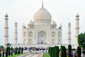 Indický pomník Tádž Mahal jako vystřižený z muzejní vitríny. Ve skutečnosti, a tedy i na snímku, měří hlavní budova komplexu 72 metrů. 