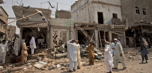 Jedenáct lidi zahynulo při explozi výbušnin v městě Karáčí.