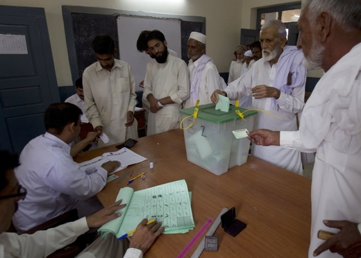 Pákistánec vhazuje volební lístek do urny.