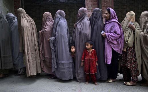 Pákistánské ženy čekají ve frontě na hlasování.