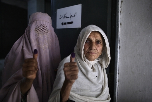 Pákistánské ženy s fialovým inkoustem na palci. Znamená to, že odvolily
