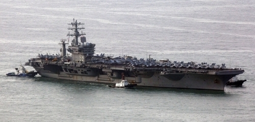 Na místě je i letadlová loď USS Nimitz.