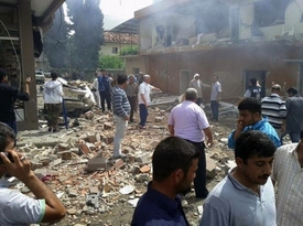 V pohraničním městě Reyhanli vybuchly nálože umístěné do dvou automobilů.
