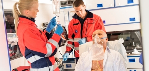 Není zrovna obvyklé, aby si lékaři při záchraně života volali do nemocnice na pomoc záchranku (ilustrační foto). 