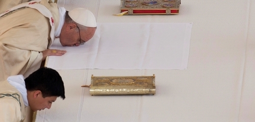 Papež František při obřadu.  