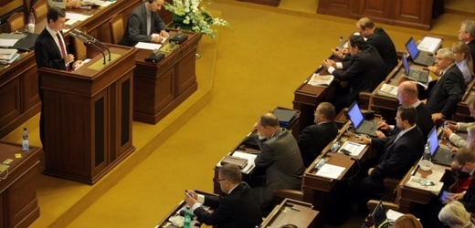 Pohled do sněmovny, od pultíku mluví z korupce obviněný poslanec David Rath (dříve ČSSD).