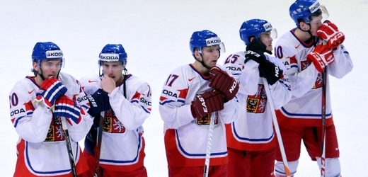 Smutní čeští hokejisté po prohře 1:2 s Kanadou.