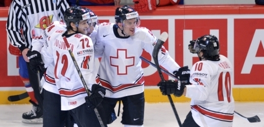 Hokejisté Švýcarska porazili Norsko a zachovali tak naděje české reprezentace na postup.