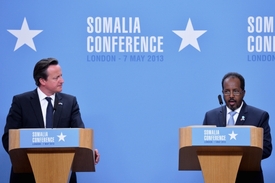 Britský premiér David Cameron (vlevo) a somálský prezident Hasan Šejk Mohamúd na londýnské konferenci.