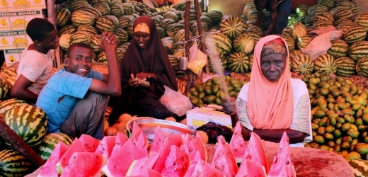 Prodejci ovoce na tržišti v Mogadišu.