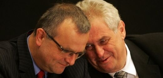 Ministr financí Miroslav Kalousek (vlevo) a prezident Miloš Zeman.