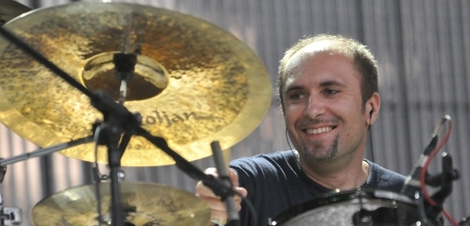 Jako host za bicí usedne čtyřicetiletý Martin Vajgl.