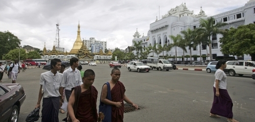 Barmská státní televize v pondělí uvedla, že úřady začaly evakuovat tisíce lidí z improvizovaných táborů na bezpečnější místa.