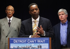 Americké město Detroit je nesolventní a hrozí mu bankrot. Řekl to krizový finanční ředitel města Kevyn Orr (uprostřed).