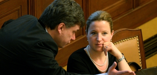 Karolína Peake při rozhovoru s ministrem spravedlnosti Pavlem Blažkem.
