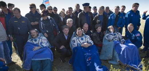 Posádka ISS. Zleva velitel Chris Hadfield, ruský letový inženýr Roman Romaněnko a letový inženýr NASA Tom Marshburn.