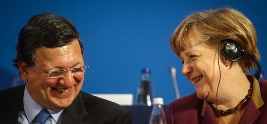 Nekorunovaná královna EU, kancléřka Merkelová. Vlevo Barroso, šéf Evropské komise.