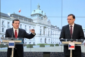 Drtivá většina Čechů nevěří, že pro boj s krizí je premiér Nečas( vpravo) ten správný muž.