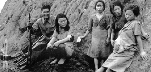 Japonský voják se sexuálními otrokyněmi. Jedna z nich (vpravo) je těhotná.
