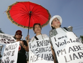 Bývalé sexuální otropkyně z Filipín protestují před ambasádou v Manile (2007).
