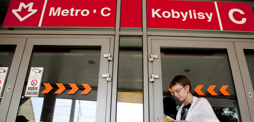 Výtah se zasekl ve stanici Kobylisy na trati C. 