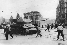 Nehezké vzpomínky. Ruské tanky potlačují protivládní protesty ve východním Berlíně roku 1953.