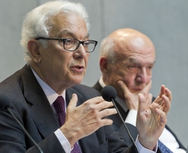 Prezident bienale Paolo Baratta (vlevo).