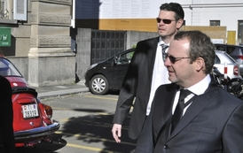 Obžalovaný Petr Kraus (vpravo) přichází k trestnímu soudu ve švýcarském městě Bellinzona