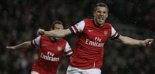 Lukas Podolski se raduje z branky Arsenalu.