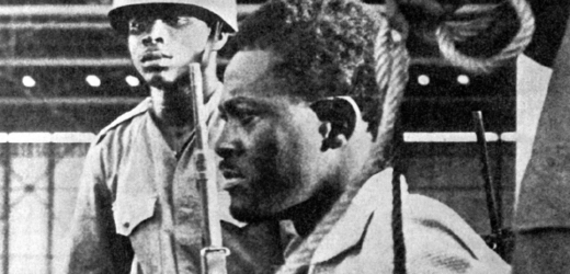 Lumumba krátce před svou popravou se smyčkou na krku.