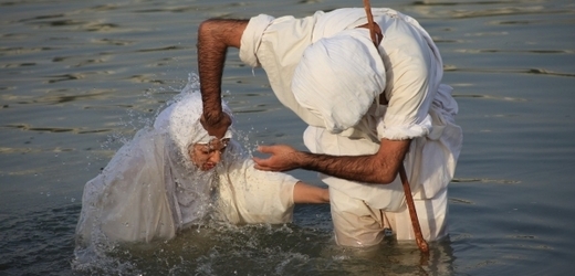 Nemuslimové nemají v Íránu na růžích ustláno. Na snímku baptistický křest v řece Karún.