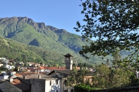 Bellinzona je poklidné historické město v alpském údolí.