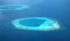 Atoly v Maledivách.