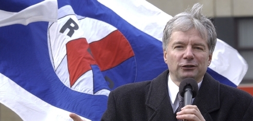 Republikán Miroslav Sládek na demonstraci proti vstupu do EU v roce 2004.
