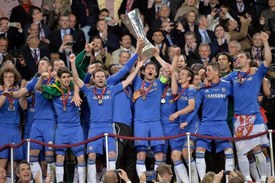Fotbalisté Chelsea s trofejí pro vítěze Evropské ligy.
