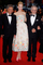 Krásná, vysoká a štíhlá herečka Nicole Kidmanová v květovaných midi šatech září jako diamant mezi scénáristy Angem Lee a Stevenem Spielbergem.