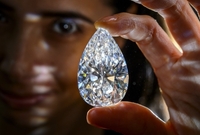 Diamant má 101,73 karátů.