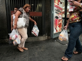 Venezualanky se zásobují nedostatkovým zbožím.
