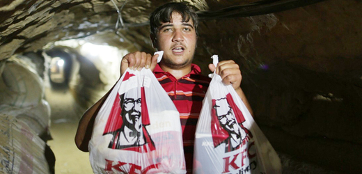 Palestinci pašují podzemními tunely kuřata z egyptské restaurace KFC.