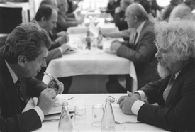 Společná schůze SL a SN FS v Praze . Na snímku z roku 1990 poslanec FS Valtr Komárek (vpravo) a Miloš Zeman.