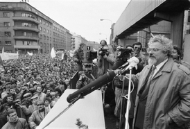 Generální stávka před ČKD v Praze roku 1989 - Valtr Komárek při projevu.