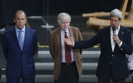 Setkání Arktické rady se zúčastnili i ministři zahraničí USA a Ruska John Kerry (vpravo) a Sergej Lavrov (vlevo).
