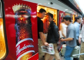 Reklama na pivo Budweiser na vozech šanghajského metra.